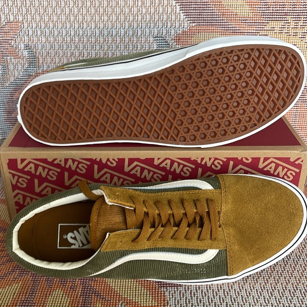 Vans Men’s Old Skool
Mini Cord Green/Brown
VN000ZNIT20A
Sneakers
Corduroy Shoe - Picture 8 of 16